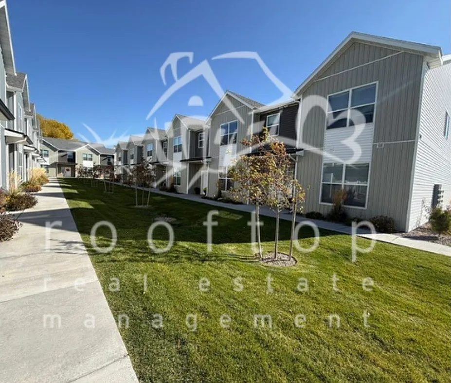 4 bed, 2.5 bath, 1646 sqft, $1,895 — Photo 1