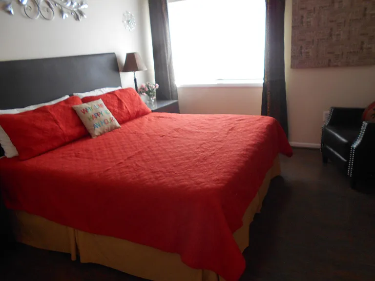 King Master. Walk In closet, ensuite bath, TV, Dresser & 2 nightstands