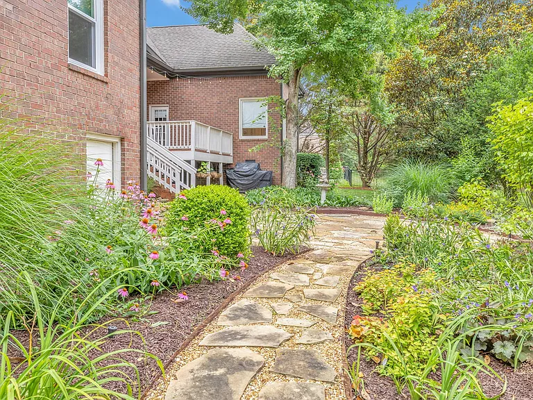 729 Harrow Ln — Photo 45