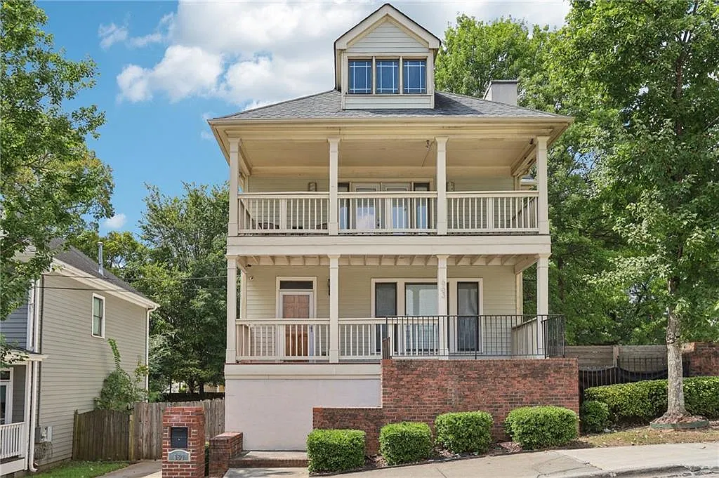 3 bed, 2.5 bath, 1607 sqft, $3,200 — Photo 1