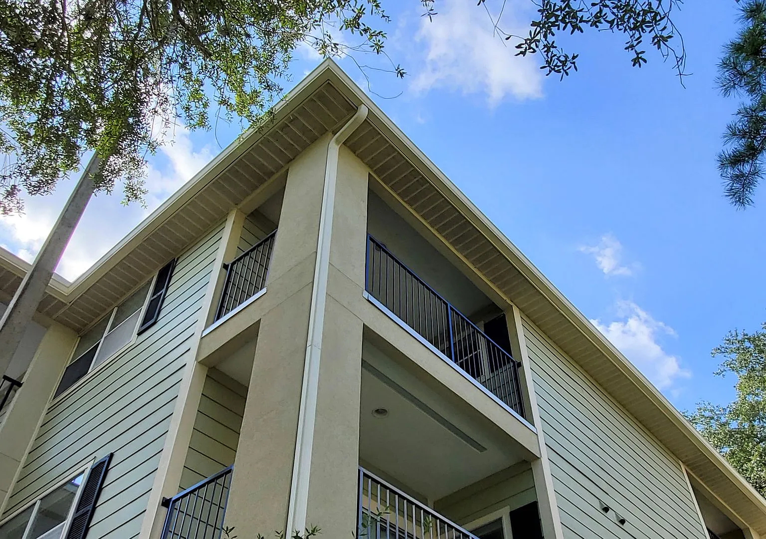 For Rent 1 Bed 1 Bath Upper Floor With Balcony — Photo 1