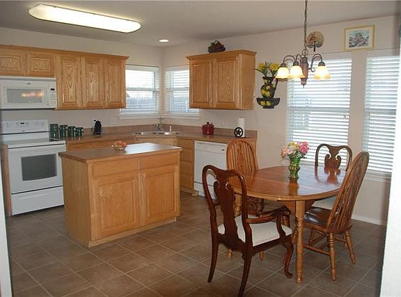 2nd image of 704 Lakeview Dr