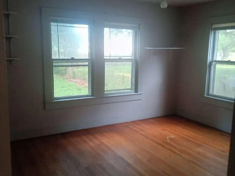 818 Merry Ln — Photo 9