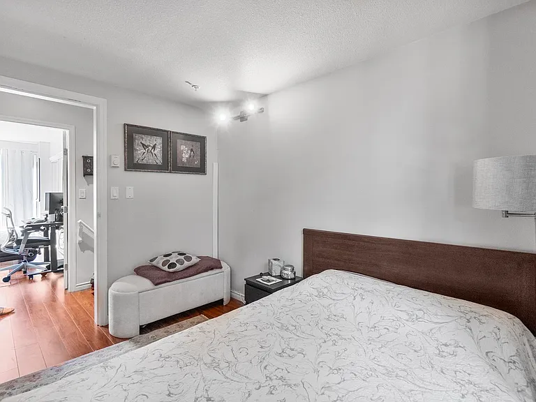 2106 Yew St — Photo 17