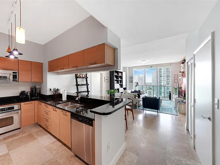 31 SE 5th St #3819 — Photo 3