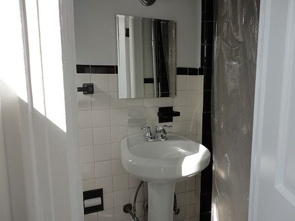 3rd image of 1118 47th Ave APT 2L
