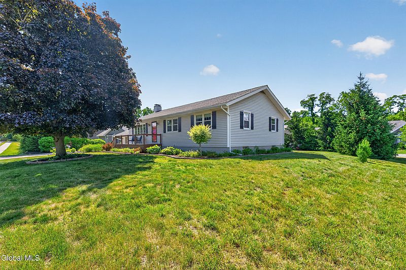 4th image of 521 Russell Road