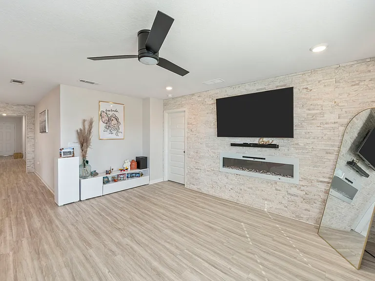 4735 Airmen Dr — Photo 4
