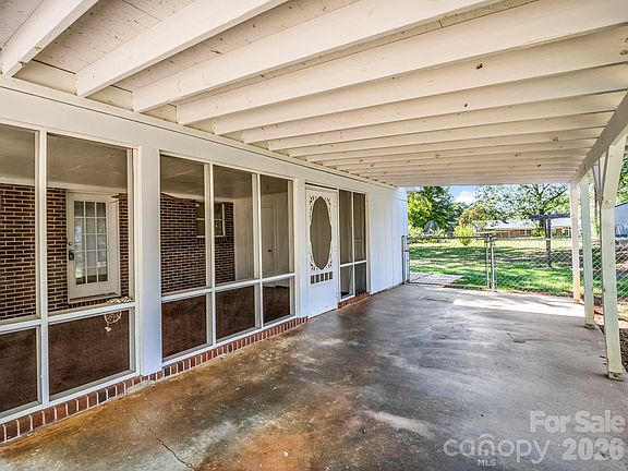 4th image of 255 Smith Grove Rd