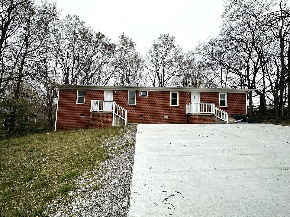 Locust Dr - 894 / 896