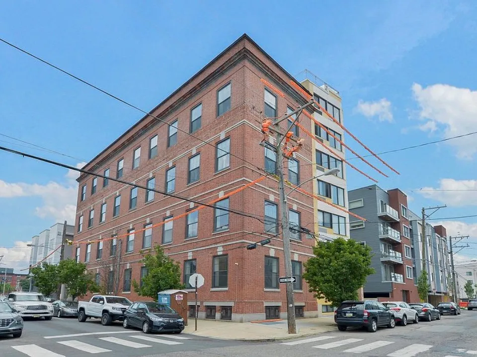 1637 Poplar St #6F