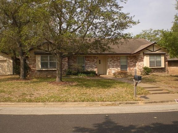 2nd image of 3104 Camelot Dr