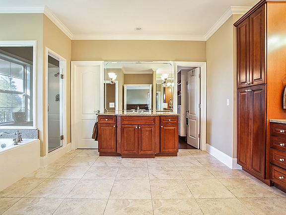 3rd image of 17 Fairway Oaks Dr