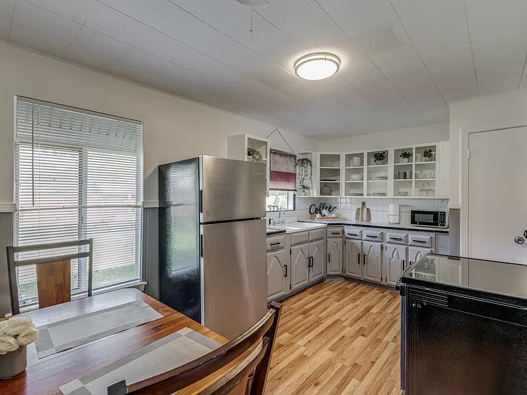 339 Edgebrook Ln — Photo 2