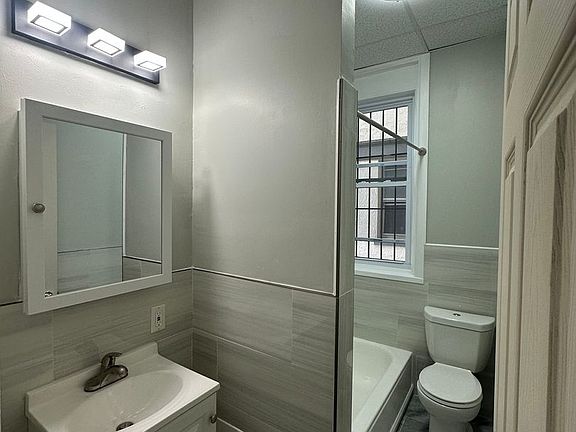 5th image of 217 E 7th St APT 15