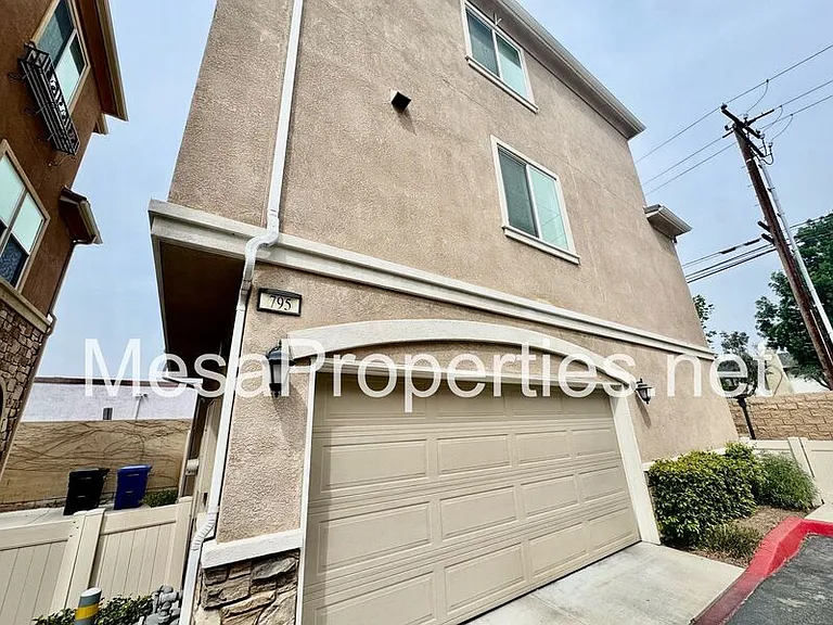 795 Hazel Way — Photo 2