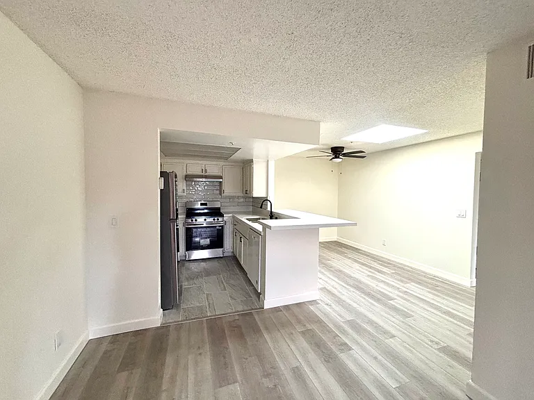 6331 Los Robles Ave #6 — Photo 2