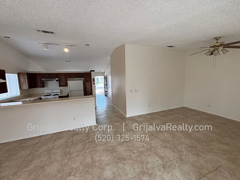 1821 W Mountain Oak Ln — Photo 7