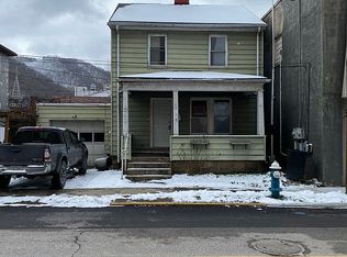211 Monroe St, Montgomery, WV 25136