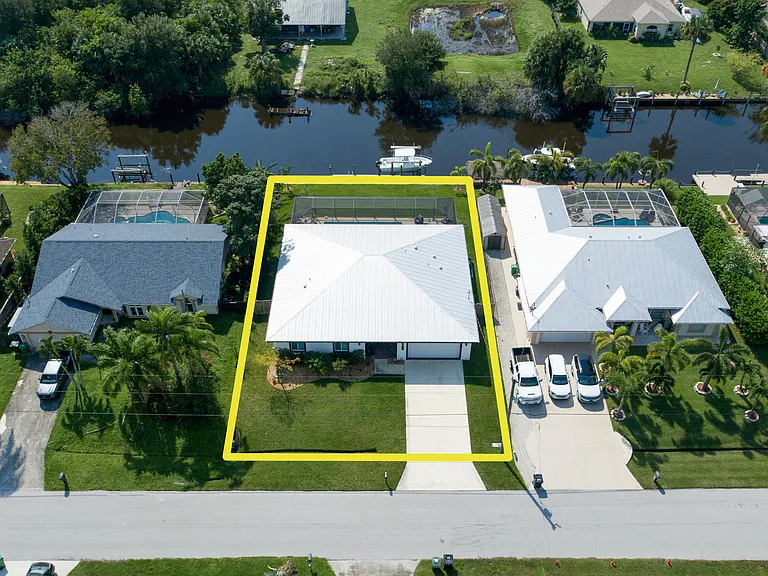 314 NE Surfside Ave — Photo 45