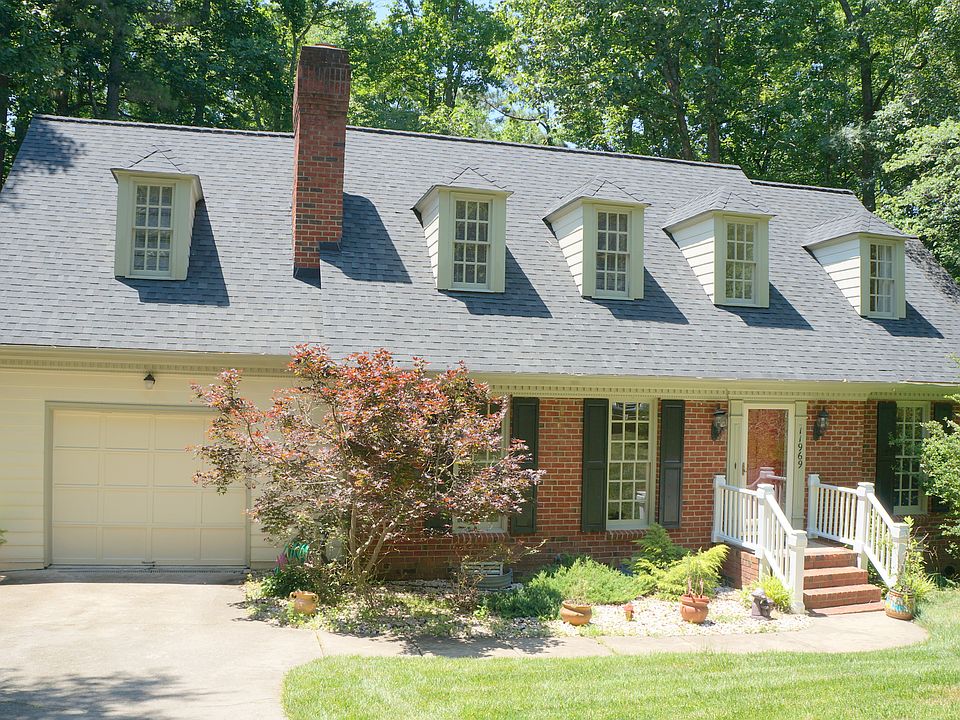 Well kept Cape Cod home.