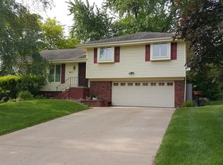 9711 Hartman Ave, Omaha, NE 68134