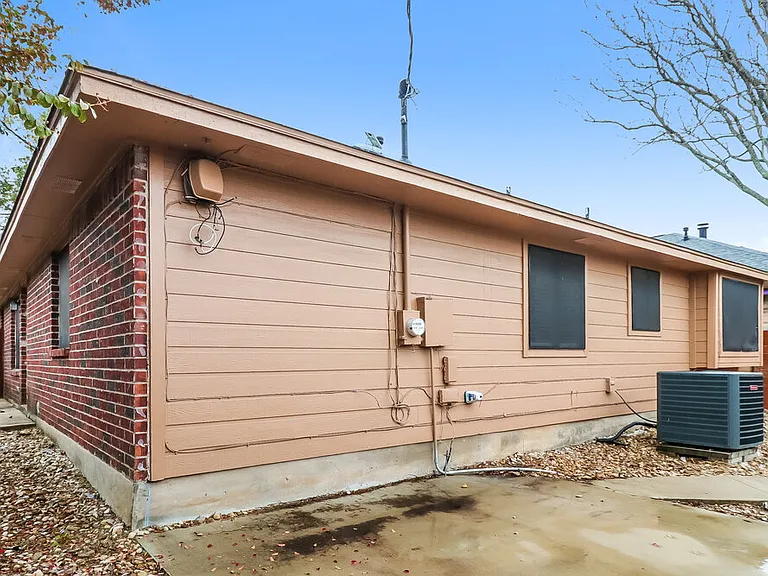 606 Clearwater Trl — Photo 16