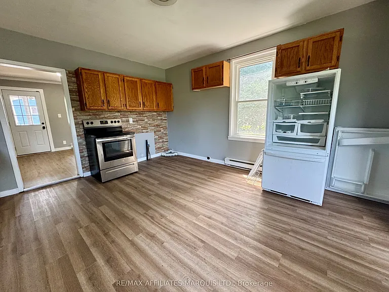 321 Water St E — Photo 5