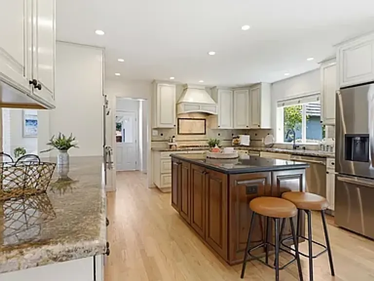 2140 Carmelita Ave — Photo 11