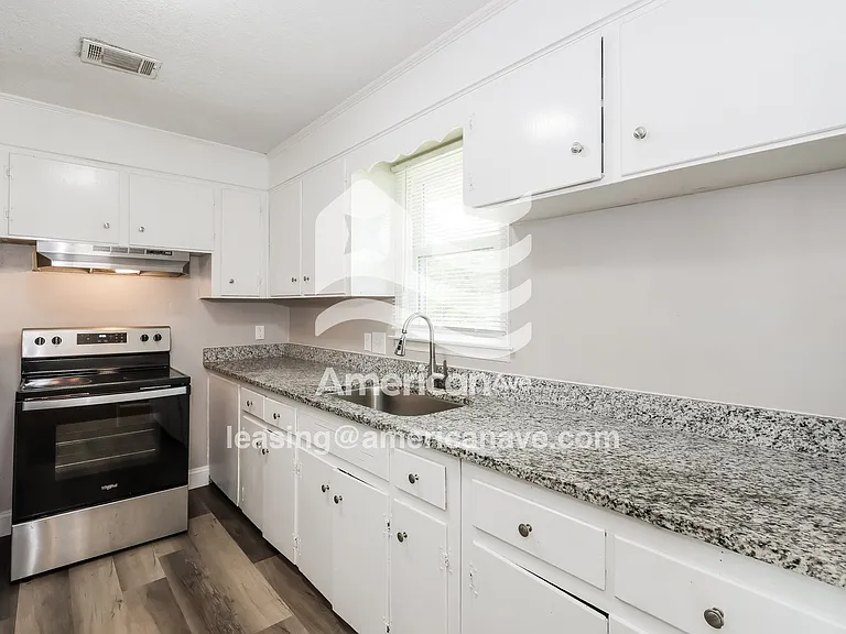 282411_005_kitchen_6.jpg