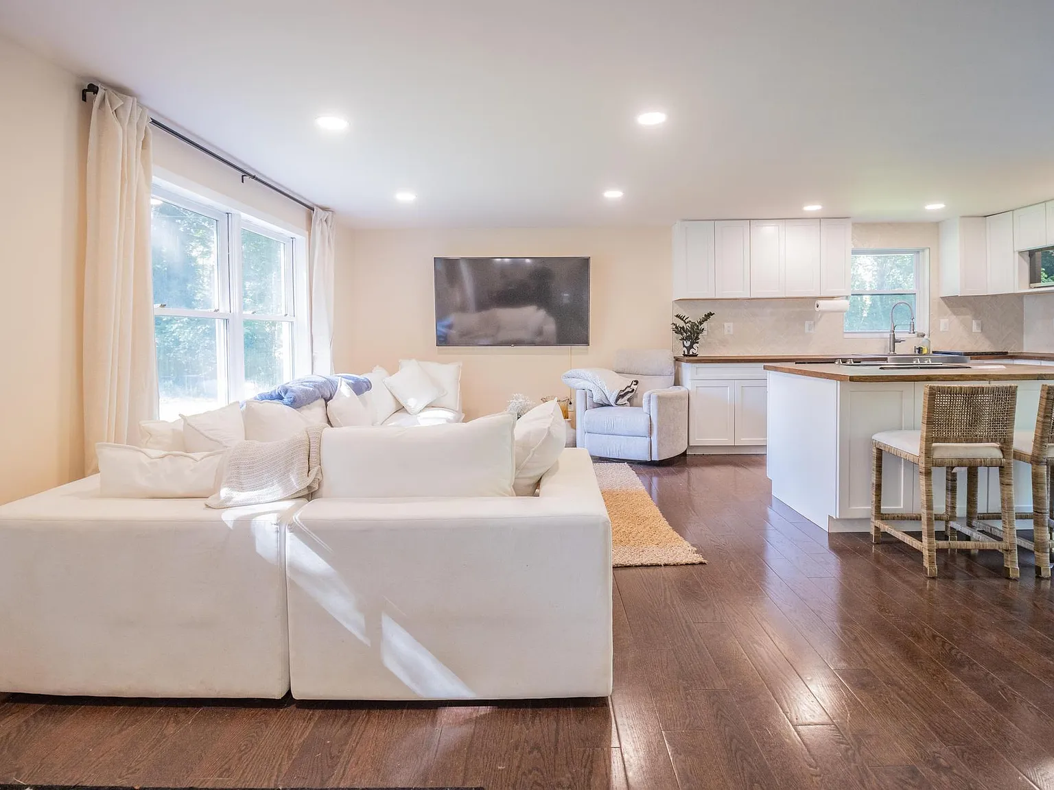 4 bed, 1600 sqft, $3,400 — Photo 1