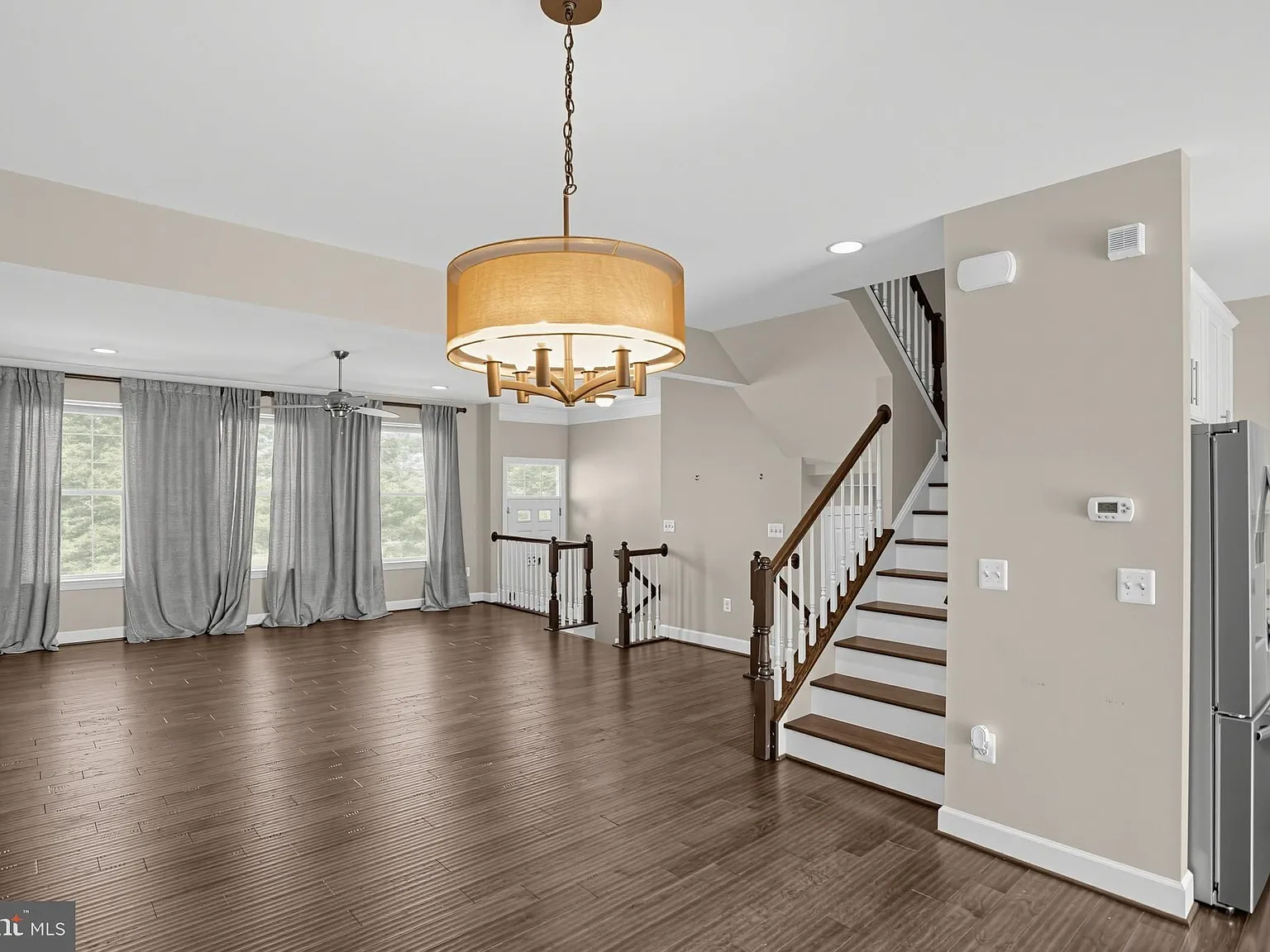 3 bed, 3.5 bath, 2540 sqft, $3,200 — Photo 2