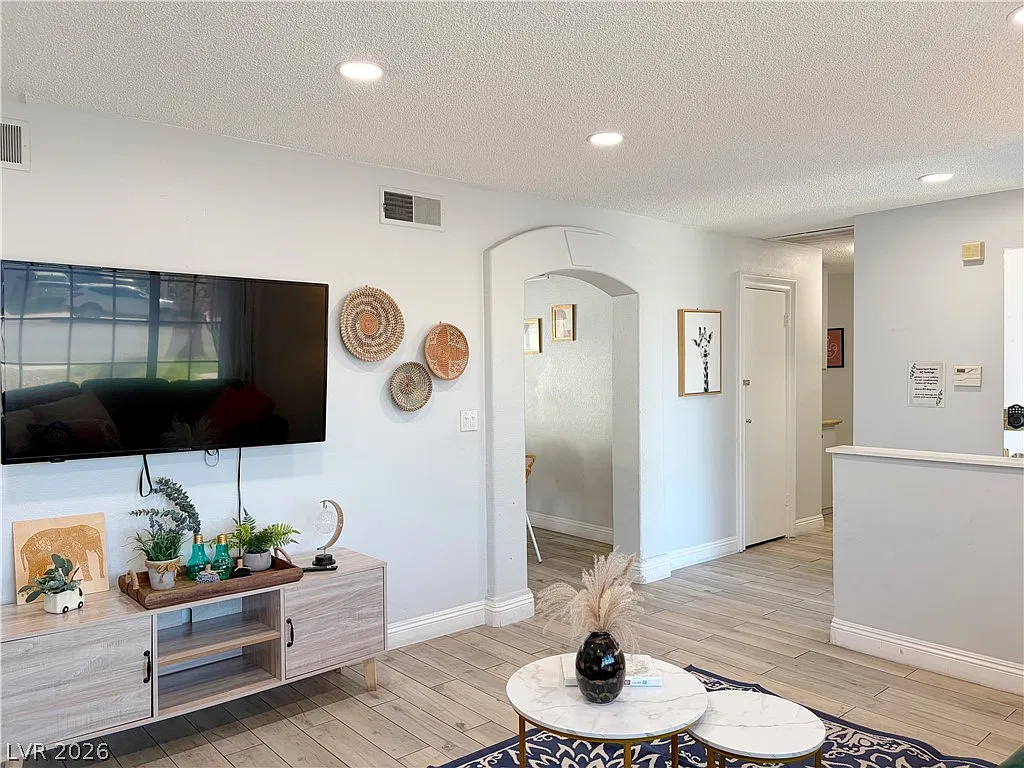 3 bed, 2.0 bath, 1337 sqft, $2,195 — Photo 4