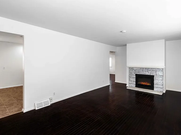 2131 37th St NW — Photo 4