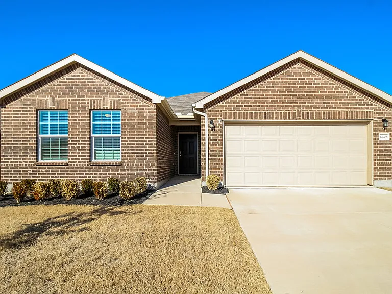 1449 Vernon Dr — Photo 1