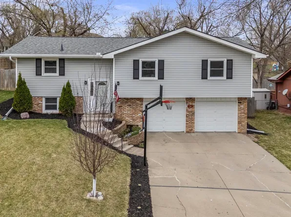 1410 Beechwood Ave, Papillion, NE 68133