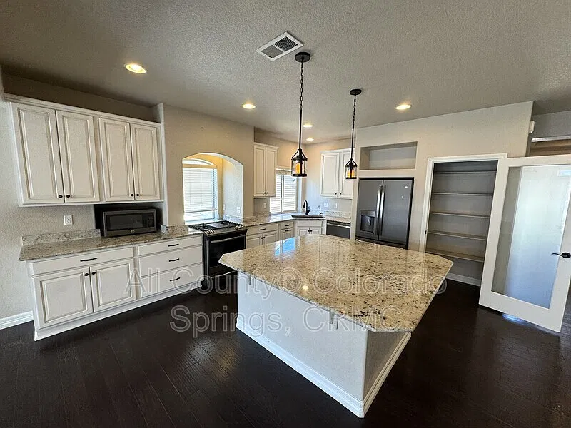 3 bed, 2.5 bath, 2577 sqft, $2,500 — Photo 2