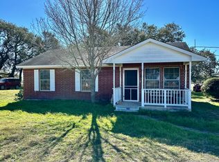 430 County Road 6612, Devine, TX 78016