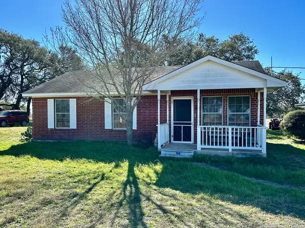 430 County Road 6612, Devine, TX 78016