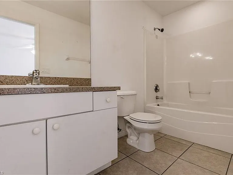 1627 NE 7th Pl — Photo 14
