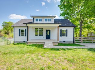 609 N Charlotte St, Dickson, TN 37055