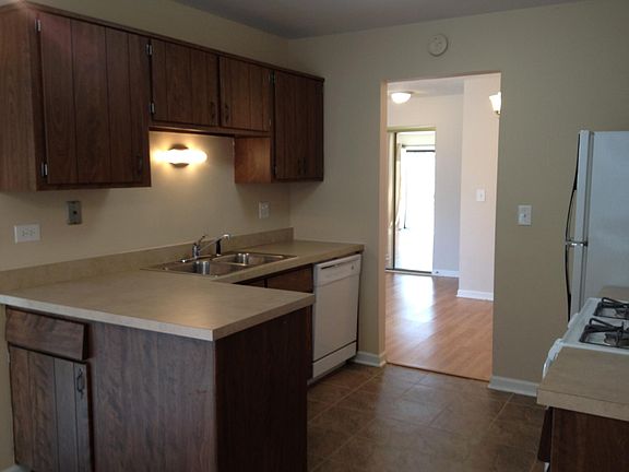 5th image of 225 Deerpath Ct