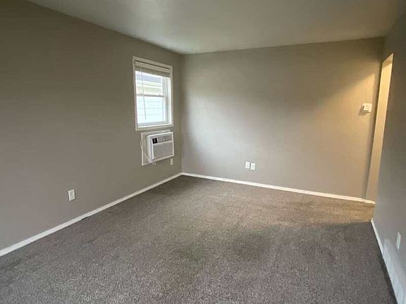 4th image of 15 Woodmere Ct #1