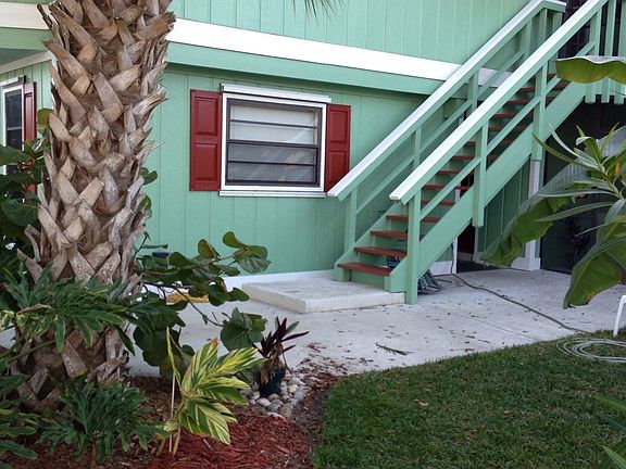 Side entrance to lanai