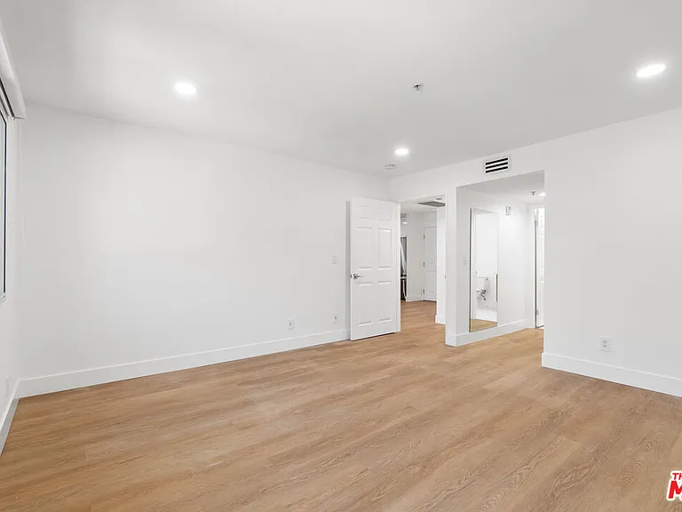 16100 W Sunset Blvd #201 — Photo 16