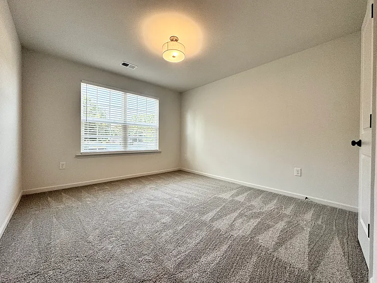 401 Austin Dr — Photo 16