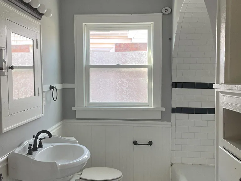 808 NE 17th St — Photo 11