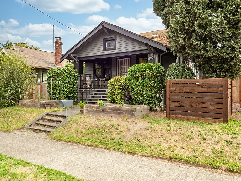 5632 11th Ave NE — Photo 2
