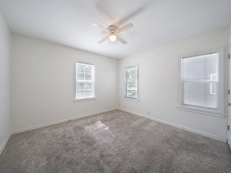 241 S Bleckley Dr — Photo 4