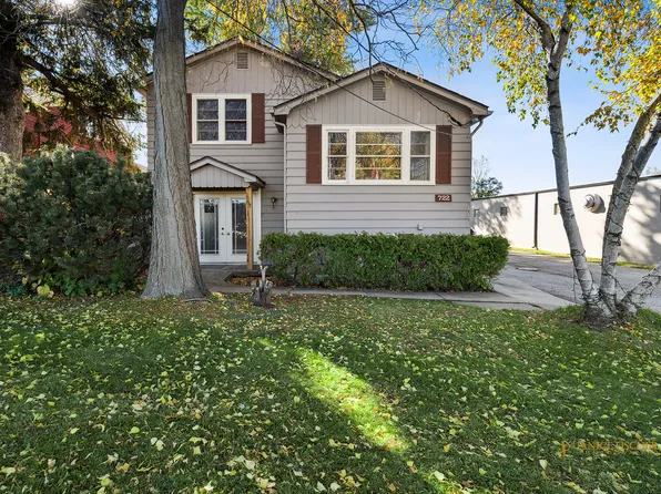 722 E Calhoun St, Woodstock, IL 60098